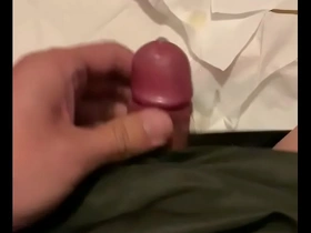An adult who is in the middle of a sexual desire suddenly goes to the company warehouse to have sex.