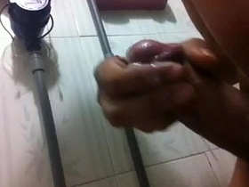 Amateur muscle man gets a big cock to shoot his ass