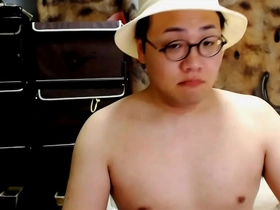 Simoyaka, famous Japanese gay YouTuber eats food.